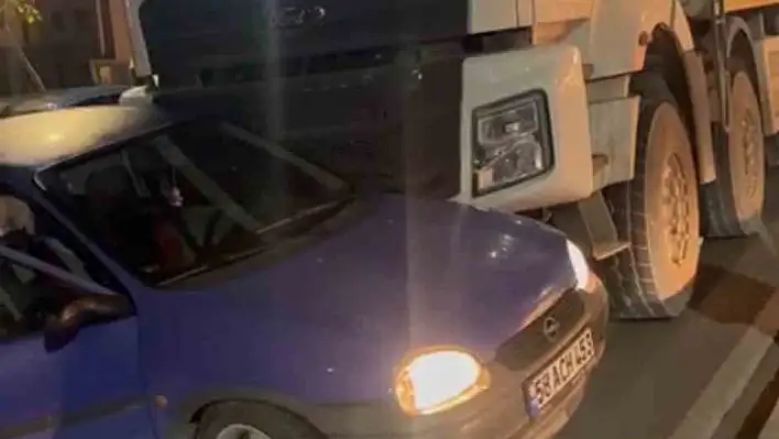 Sivas'ta kamyon otomobile çarptı