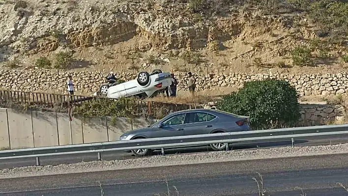 Sivas'ta otomobil takla attı: Yaralı var
