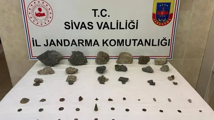 Sivas'ta taşlar, sikkeler ve objeler ele geçirildi