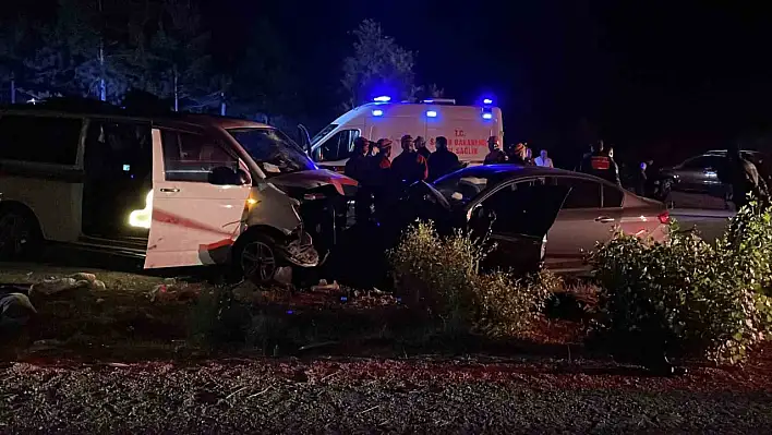 Sivas'ta ters yöne giren minibüs otomobille çarpıştı - Ölü ve yaralılar var!