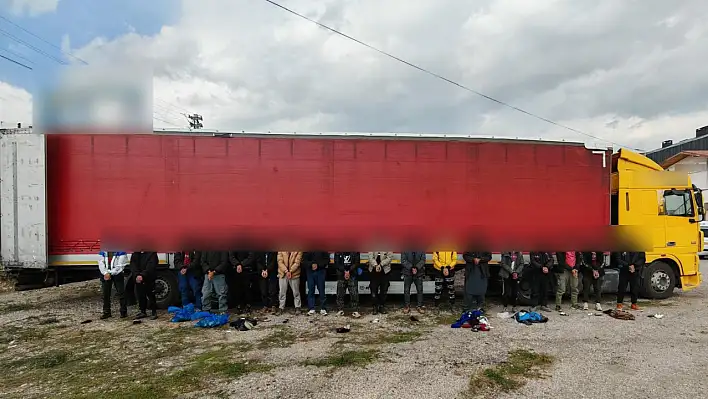 Sivas'ta tır dorsesinde 18 kaçak göçmen yakalandı!