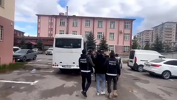 Sivas'ta uyuşturucu ticaretine yönelik yapılan operasyonda 8 kişi tutuklandı