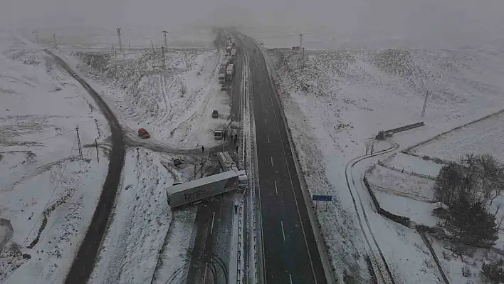 Sivas'ta kar ve fırtına kazaya neden oldu - Trafik durdu