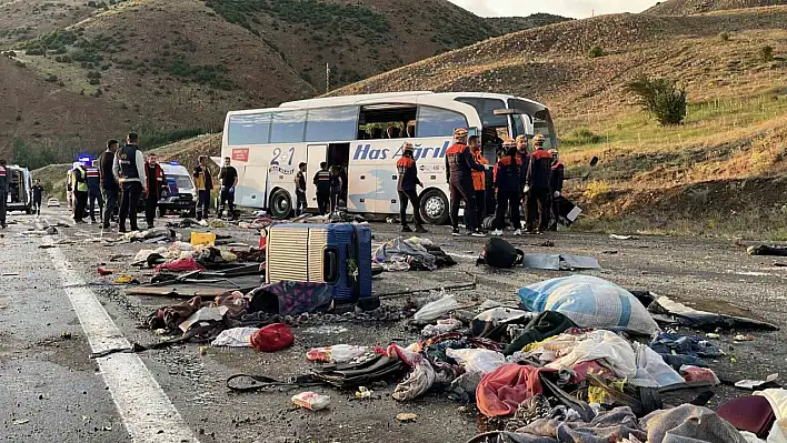 Yolcu otobüsü devrildi: 3 ölü, 24 yaralı