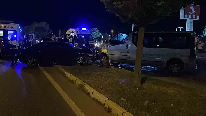 Sivasspor Altyapı Takımını Taşıyan Araç Kaza Yaptı