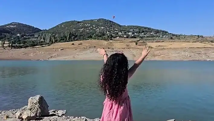 Skorsky helikopteri pilotundan küçük çocuğa selam!