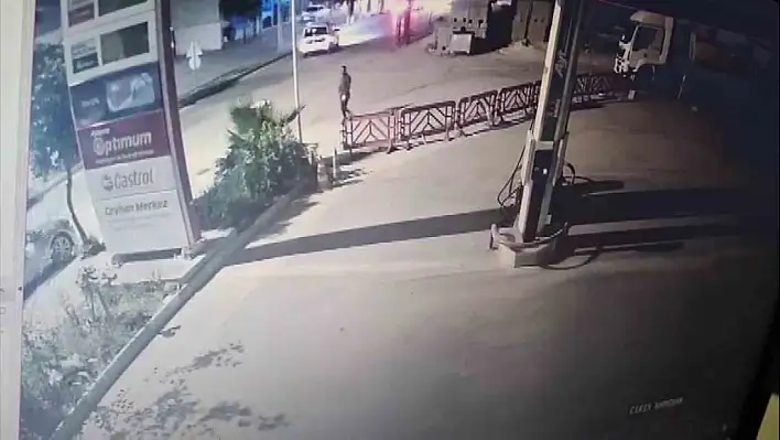 Sokakta karşılaştığı eski kocasını vurduğu anlar kamerada