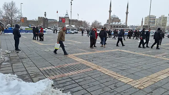 Son dakika! Cumhuriyet Meydanı'nda benzin döküp kendini yakmak istedi