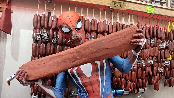 Spider-Man, Kayseri'nin en ünlü lezzetini tattı!