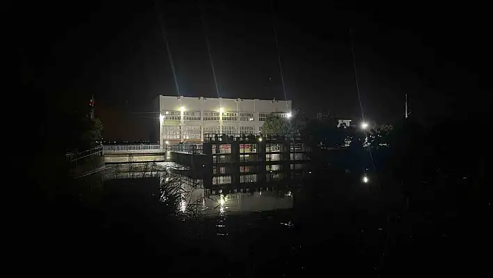 Bisikletini almak isterken sulama kanalına düştü - Akıntıya kapılan çocuk kayboldu