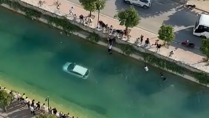 Otomobil sulama kanalına düştü