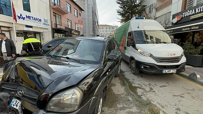 Sürücüsü rahatsızlanan cip, 7 araca ve kafenin masalarına çarptı