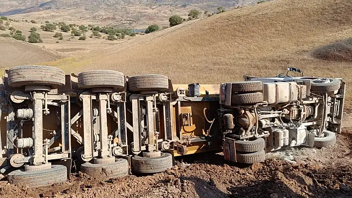 Suşehri'nde Mıcır Yüklü Kamyon Kazası!