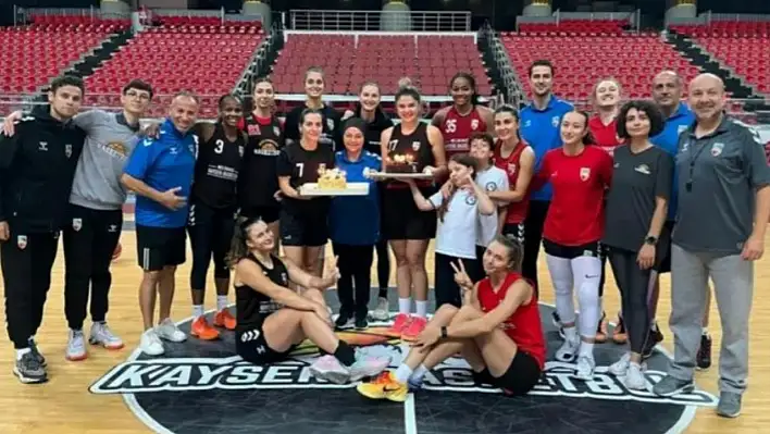 Takım kaptanına parkede sürpriz doğum günü kutlaması!