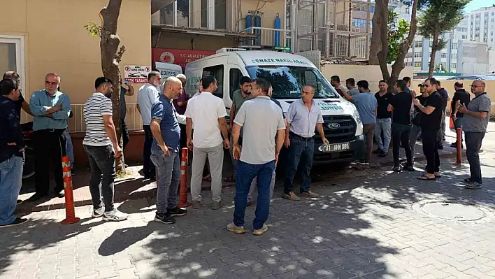 Adana'da hayatını kaybeden motosiklet sürücüsünün cenazesi adli tıptan alındı