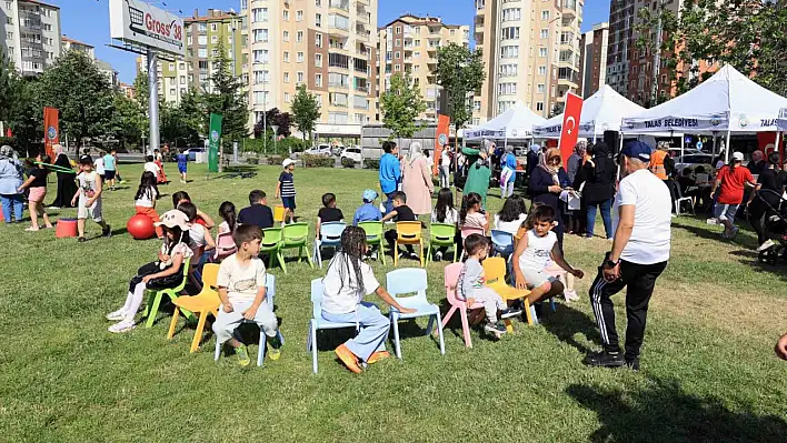 Talas Belediyesi'nden çocuklara karne hediyesi