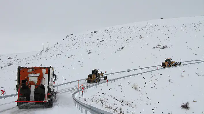 Talas Belediyesi, yoğun kar yağışında vatandaşı yalnız bırakmadı