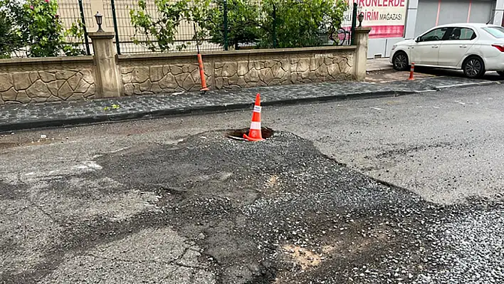 Talas'ın önemli mahallesinde yol çöktü!