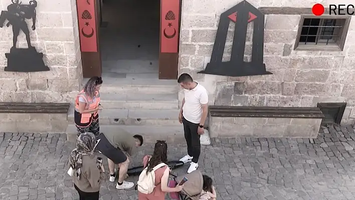 Talas'ta Zafer Bayramı'na özel sosyal deney: Vatandaşlar top mermisini kaldıramadı!