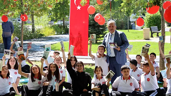 Talas'taki Parklarda Çocuklar Hem Oynuyor Hem de Kitap Okuyor…