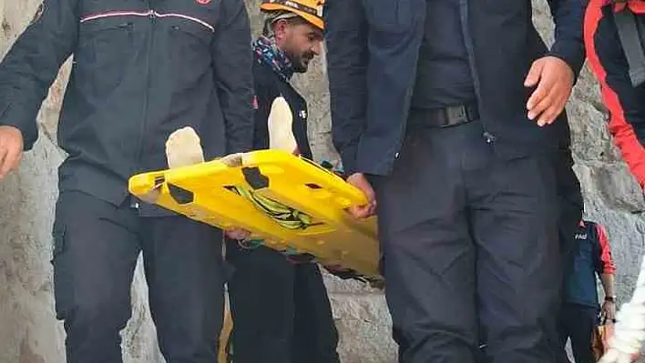 Tarihi kaleye çıkarken ayağı kırıldı, 1 km sedyede taşındı