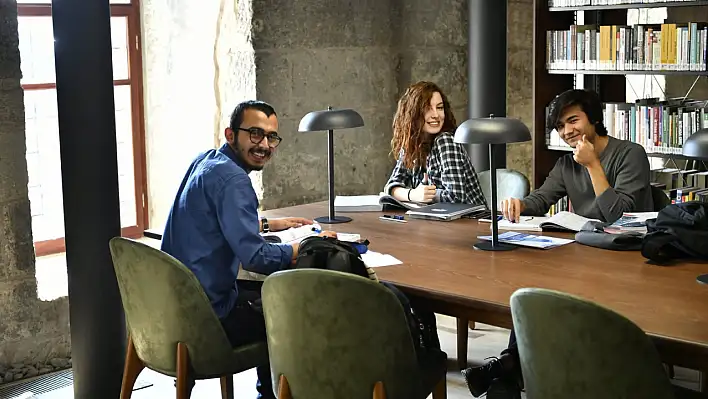 Tarihi kilise, artık kitap kokan bir kütüphane