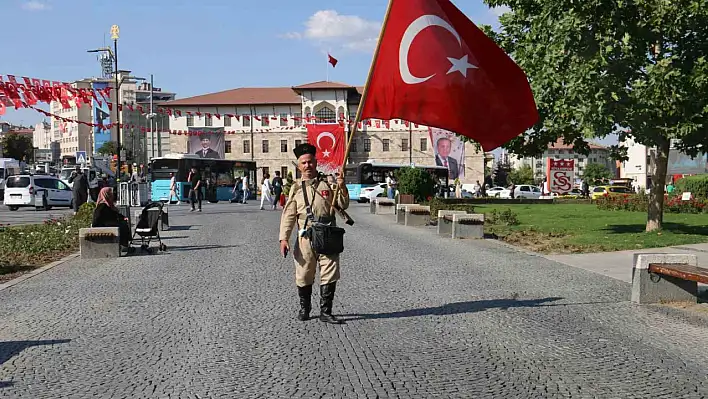 Sivas sokaklarında dolaşıyor, görenler fotoğraf çektirmek için yarışıyor