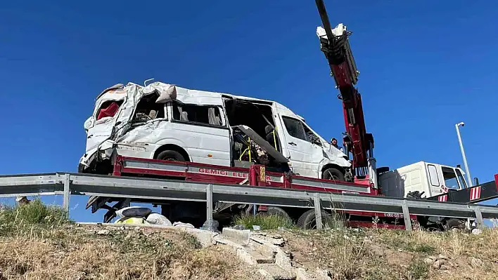 Tarım işçilerini taşıyan minibüs devrildi: 24 yaralı