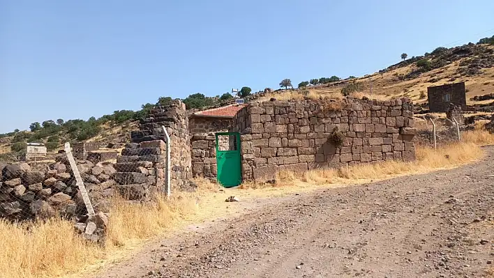 Terkedilmiş köyde sırlı dua: Gözyaşlarıyla çağrı