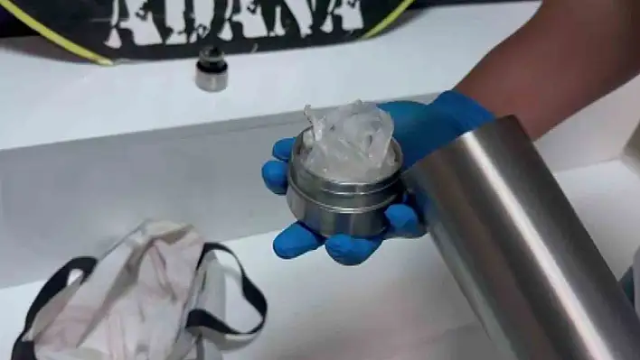 Termosa zulaladığı narkotik maddeyi polis buldu!