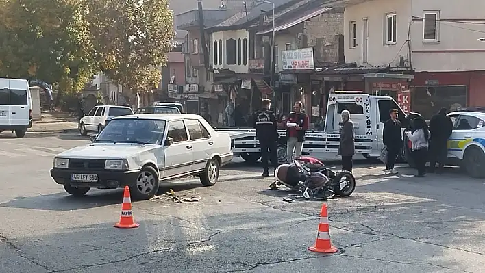 Ters yönden gelen otomobil motosiklete çarptı!