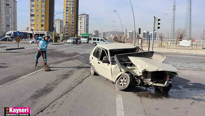 Ticari araçla çarpışan otomobil perte çıktı: 2 yaralı