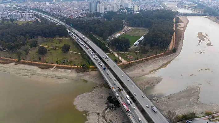 Tır devrildi, otoyolda trafik kilitlendi!