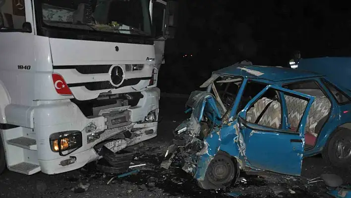 Tır ile otomobil kafa kafaya çarpıştı: 3 ölü
