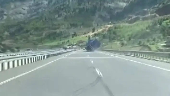 Kaza anı cep telefonu kamerasına yansıdı