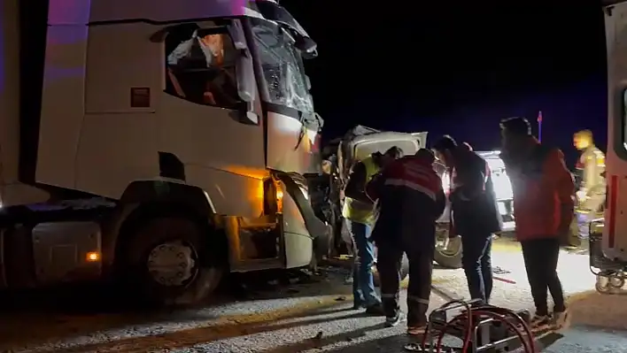 Tır ve pikap kafa kafaya çarpıştı!