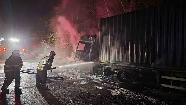 Tırdan ormanlık alana sıçrayan yangın söndürüldü: Otoyol ulaşıma açıldı!