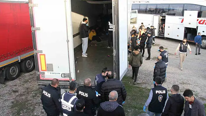 Tır dorsesinden onlarca kaçak göçmen çıktı!