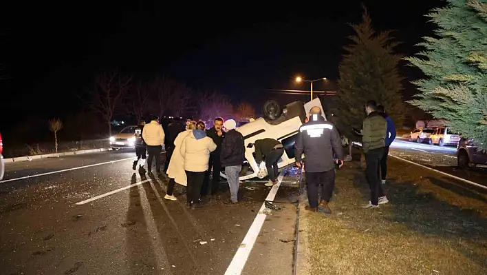 Şerit değiştiren tır kazaya sebep oldu