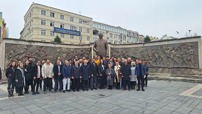 Tiyatroseverler Cumhuriyet Meydanı'nda Buluştu