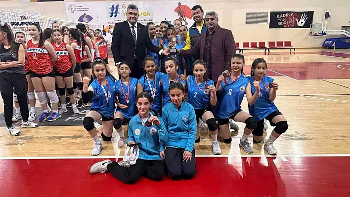 Tomarza kızları voleybolda Kayseri 4.'sü oldu