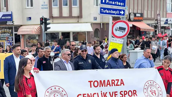 Tomarza'da gençler 19 Mayıs için yürüdü