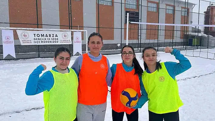 Tomarza'da bir ilk Kar Voleybolu Turnuvası gerçekleşti!