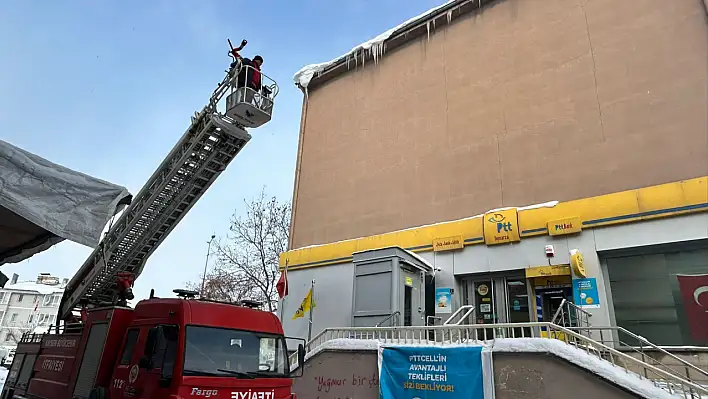 Tomarza'da soğuk havanın etkisi tek tek temizleniyor...