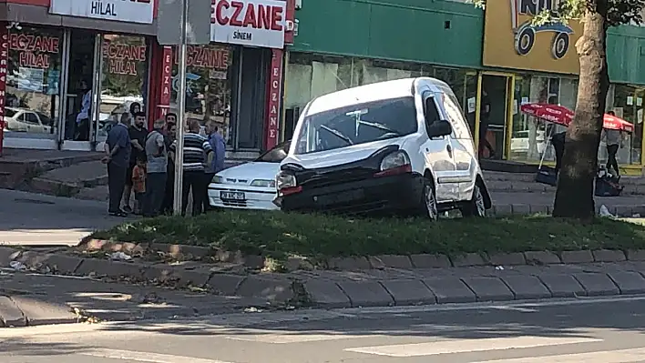 Kayseri'de trafik Kazası- Araç Refüje Çıktı!