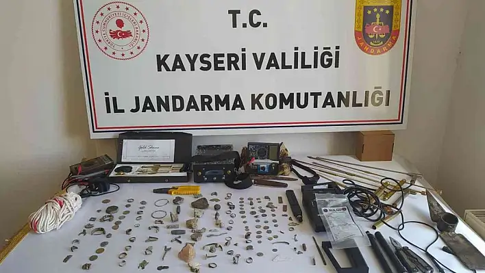 Trafik kontrolünde aranan otomobilden tarihi eser çıktı