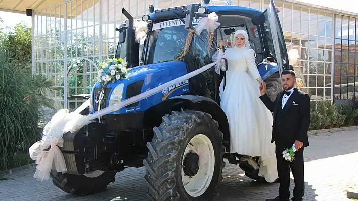 Gelin direksiyona geçti, traktör gelin arabası oldu