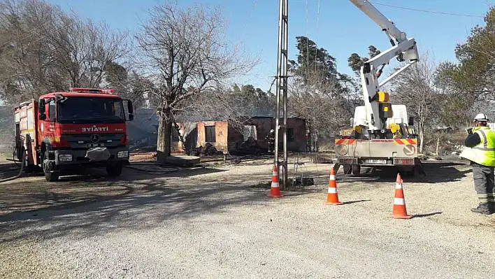 Traktörden sıçrayan kıvılcım evi küle çevirdi