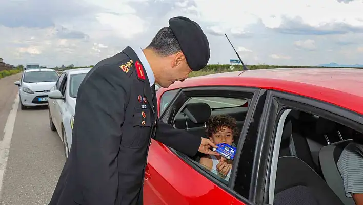 Tümgeneral Coşkun Sel, Uygulama Noktalarında Çocuklara Şeker Verdi