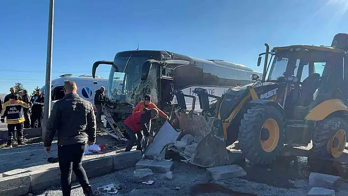 Turistleri taşıyan otobüs ile iş makinesi çarpıştı çok sayıda yaralı!